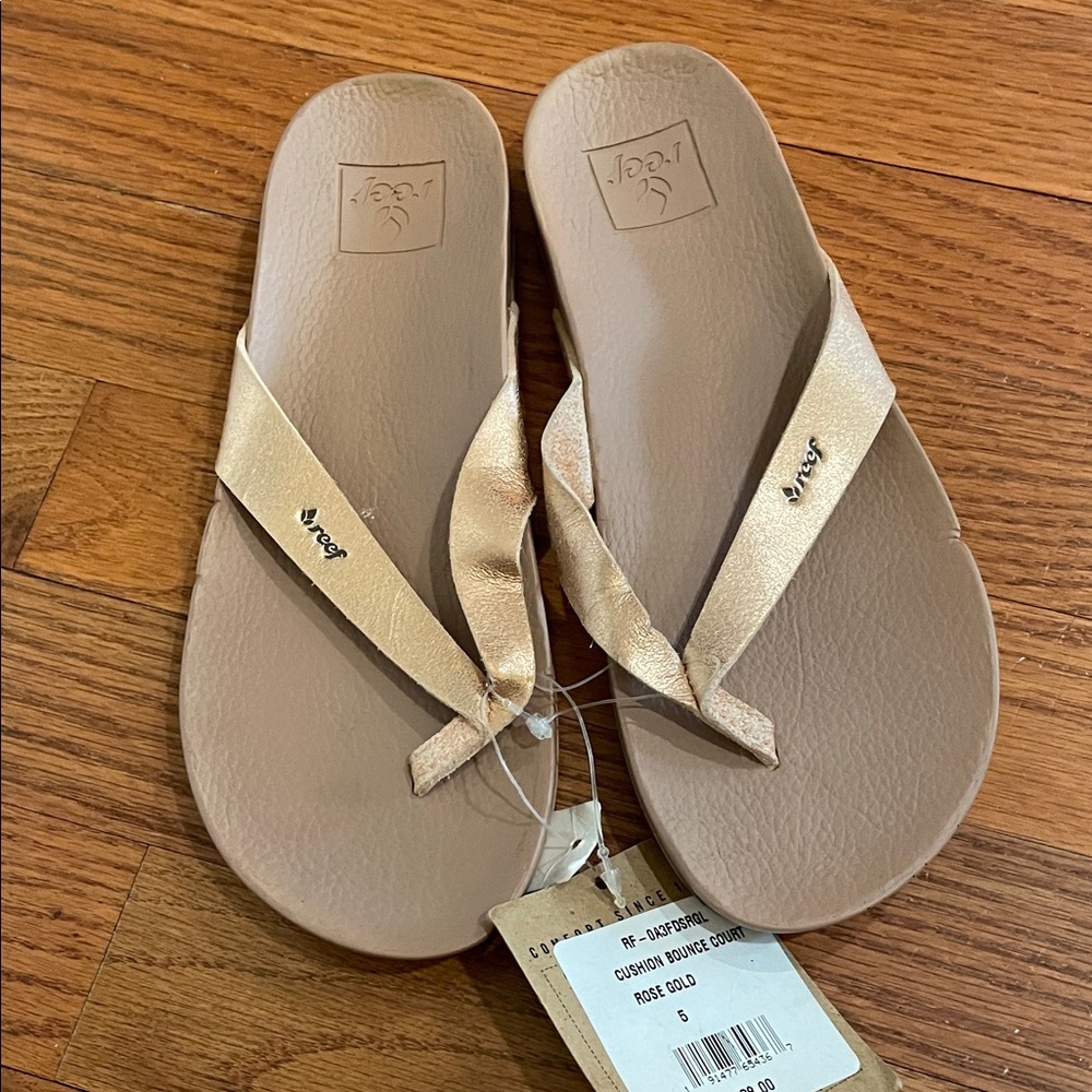 Reef Women's size 5 rose gold Sandals NWT - Picture 2 of 8